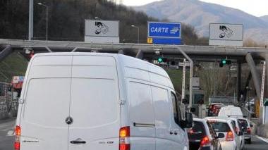 Code al casello di Aulla della Parma Mare e sotto una frana sulla via Cisa