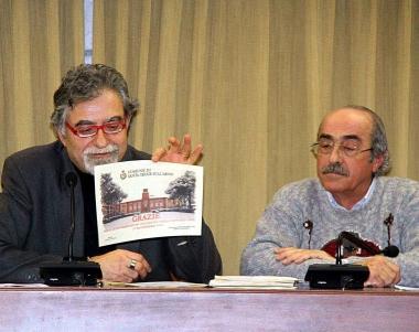 A sinistra il sindaco Osvaldo Ciaponi e lassessore Piero Conservi mostrano lattestato consegnato ieri pomeriggio ai volontari di Santa Croce; sopra e a destra due momenti della cerimonia in Comune  