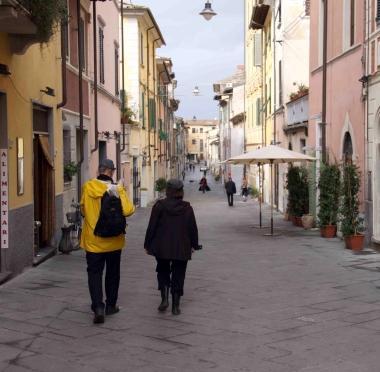 Controlli dei vigili nel centro storico e uno scorcio di via Mazzini 