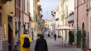 Controlli dei vigili nel centro storico e uno scorcio di via Mazzini