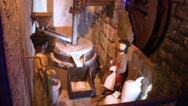 Particolari del presepe di Marignana: la macina e la capanna di Gesù