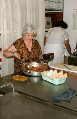 In alto Rossella Conforti Sopra l’edificio che ospita la mensa A sinistra la cucina dell’Oasi