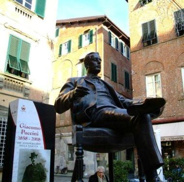 La statua di Puccini in piazza Cittadella davanti alla casa natale in corte S. Lorenzo che sarà di nuovo aperta come museo