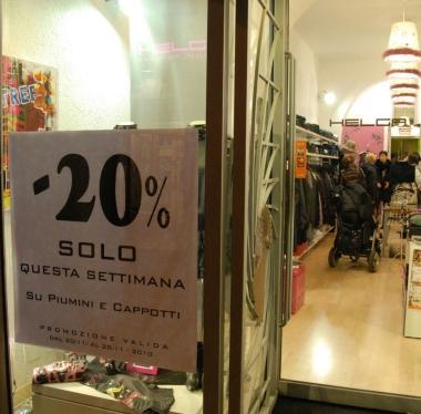 Nella foto darchivio la vetrina di un negozio di abbigliamento con lindicazione dellinizio dei saldi                    