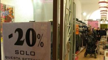 Nella foto d’archivio la vetrina di un negozio di abbigliamento con l’indicazione dell’inizio dei saldi