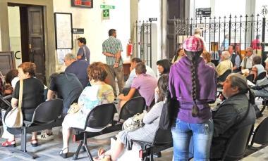 Persone in attesa nella sala del Cup principale, situata nel vecchio ospedale 