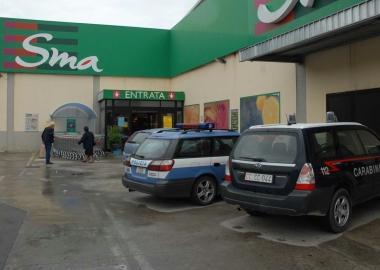 <b>IL BLITZ </b>Le forze dellordine davanti a un supermercato 