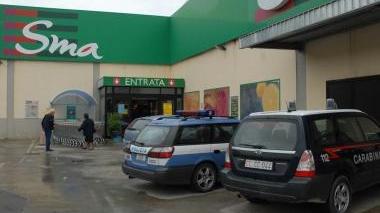 <b>IL BLITZ </b>Le forze dell’ordine davanti a un supermercato