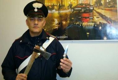 Un carabiniere mostra lascia e il coltello sequestrati 