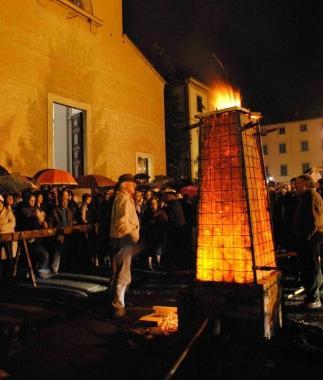 Nella foto di Sara Poggianti la scultura nata dal fuoco   
