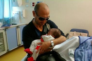 <b>NUOVO ARRIVO.</b> Stefano con il piccolo Mirko 