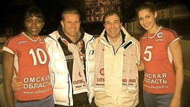 <b>IN SIBERIA</b> Da sinistra Yaima Ortiz, Gianni Natale, il presidente dell’Ominshka ed Eva Yaneva in posa per il fotografo