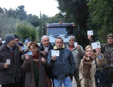 Gli abitanti del Limoncino bloccano i mezzi diretti allex cava del monte La Poggia        
