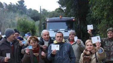 Gli abitanti del Limoncino bloccano i mezzi diretti all’ex cava del monte La Poggia