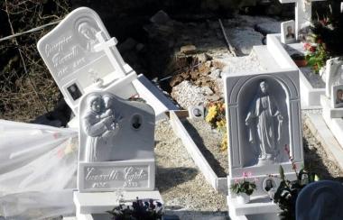 <b>AL CIMITERO.</b> Unimmagine delle tombe trascinate dalla frana 