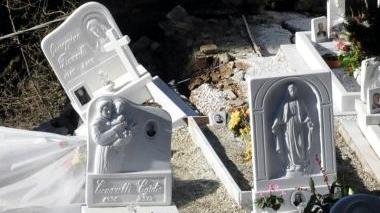 <b>AL CIMITERO.</b> Un’immagine delle tombe trascinate dalla frana
