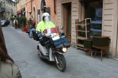 Un postino durante il giro di consegna delle lettere   