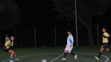 Accanto una fase di gioco tra Birbanti e Nuova Eibm, in alto la formazione della Virtus Piombino di calcio a 5
