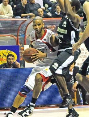 Joe Forte in un contrasto di gioco. Il folletto d&agrave; la carica ai compagni: &laquo;Siamo una squadra con grandi prospettive&raquo;. E ha parole di vicinanza per Toppo 