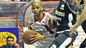 Joe Forte in un contrasto di gioco. Il “folletto” dà la carica ai compagni: «Siamo una squadra con grandi prospettive». E ha parole di vicinanza per Toppo