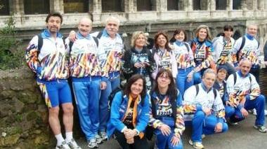 Il gruppo podistico degli Spensierati nella foto al Colosseo