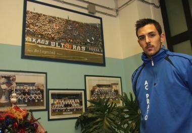 Anthony Taugourdeau nella sede del Prato e sotto il mister Andrea Bellini  