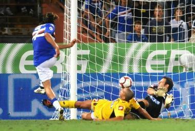 <b>GIOIA BLUCERCHIATA.</b> Mannini segna un gol allUdinese                <b>DUELLO AD ALTA QUOTA.</b> Mannini sfida Albertini di testa 