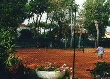 <b>TENNIS FATALE.</b> I campi del Tennis Zara a Lido di Camaiore 