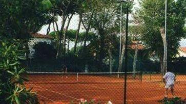 <b>TENNIS FATALE.</b> I campi del Tennis Zara a Lido di Camaiore