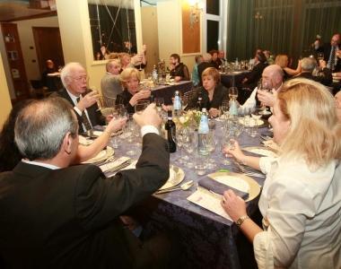 Brindisi di fine anno in un ristorante 