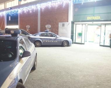 Le auto della polizia davanti allingresso di Toys 