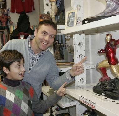 Romeo Stella nel suo negozio con un giovane cliente   
