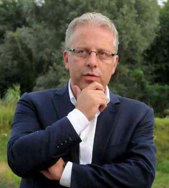 Il sindaco di Montignoso Federico Binaglia Accanto, la zona del Cinquale  
