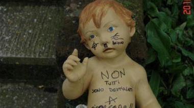 La statua di Gesù Bambino del presepe di Riotorto imbrattata con scritte