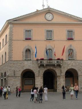 <b>CANDIDATO. </b>Mario Lolini corre da sindaco per il Pdl, a sinistra il Comune di Grosseto             