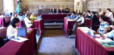 A destra una seduta del consiglio comunale Accanto Sonia Guarneri   