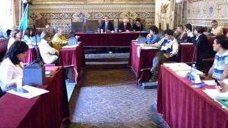 A destra una seduta del consiglio comunale Accanto Sonia Guarneri