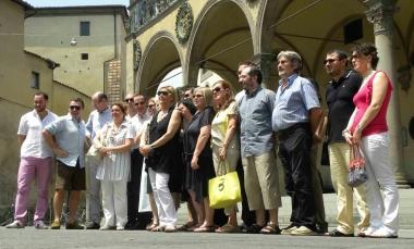 Foto di gruppo per i commercianti di via Pacini in occasione della fondazione del loro comitato 