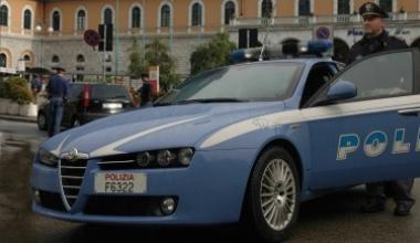 Sfondano una vetrina e rubano il registratore di cassa: arrestati padre e figlio