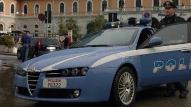 Sfondano una vetrina e rubano il registratore di cassa: arrestati padre e figlio