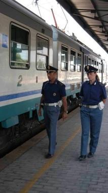 Poliziotti alla stazione ferroviaria    