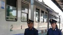 Poliziotti alla stazione ferroviaria