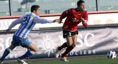 <b>GARANZIA.</b> Romano Perticone in azione. Nella foto a centro pagina labbraccio tra Dionisi e Surraco, due giovani che stanno imponendosi con la maglia amaranto 