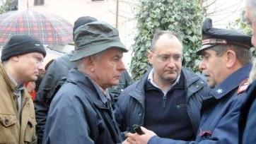 Gli amici e i parenti fanno coraggio ai genitori