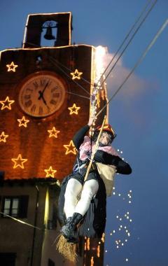 La Befana scende dalla torre civica 