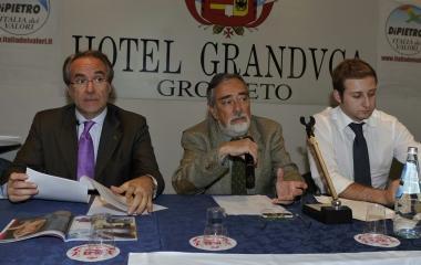 <b>IDV.</b> Mauro Pasquali (al centro) 