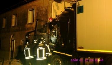Sbanda col camion ed entra dentro una casa