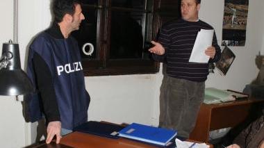 Gli agenti della Mobile con la pistola recuperata (Vip)