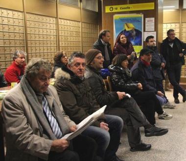 I clienti delle Poste in attesa di ritirare le loro raccomandate ieri mattina 