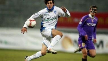 Riccardo Saponara in azione con la maglia azzurra dell’Empoli